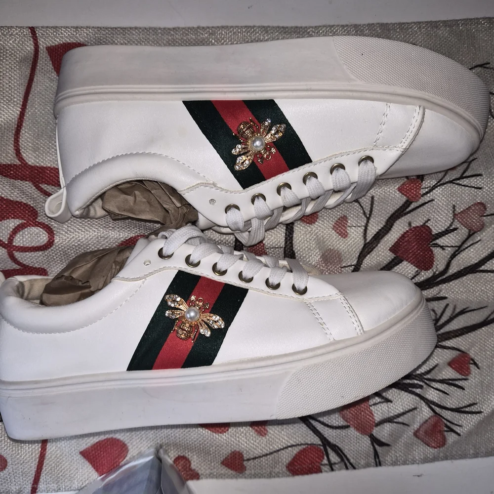 White Sneakers with Embellished Bee Detail, Size 9. Looks Like faux gucci colors - Picture 4 of 6